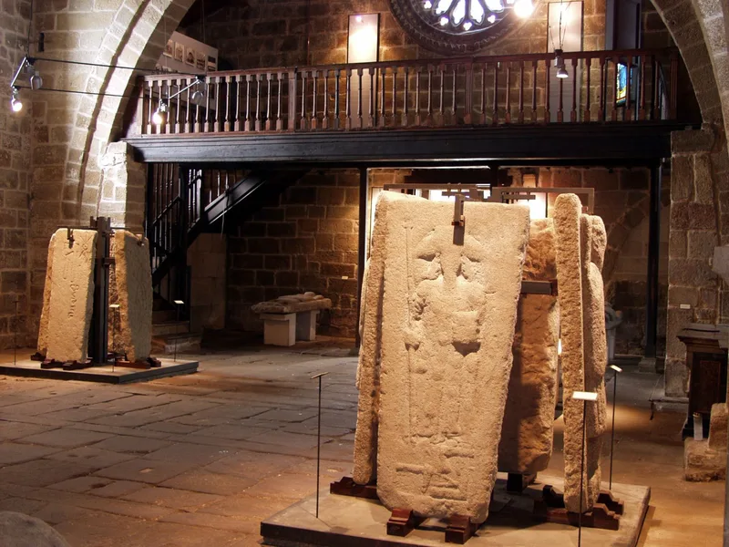 Santa María a Nova and the guild tomb-slabs