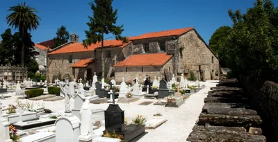 Santa María a Nova and the guild tomb-slabs